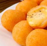 PORÇÃO DE BOLINHAS DE QUEIJO C/ 10 UNDS.